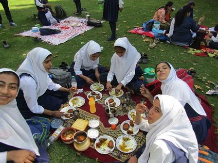Students of AGS Wuzur enjoying Lunch Together in groups in Pahalgam with Charming Faces.